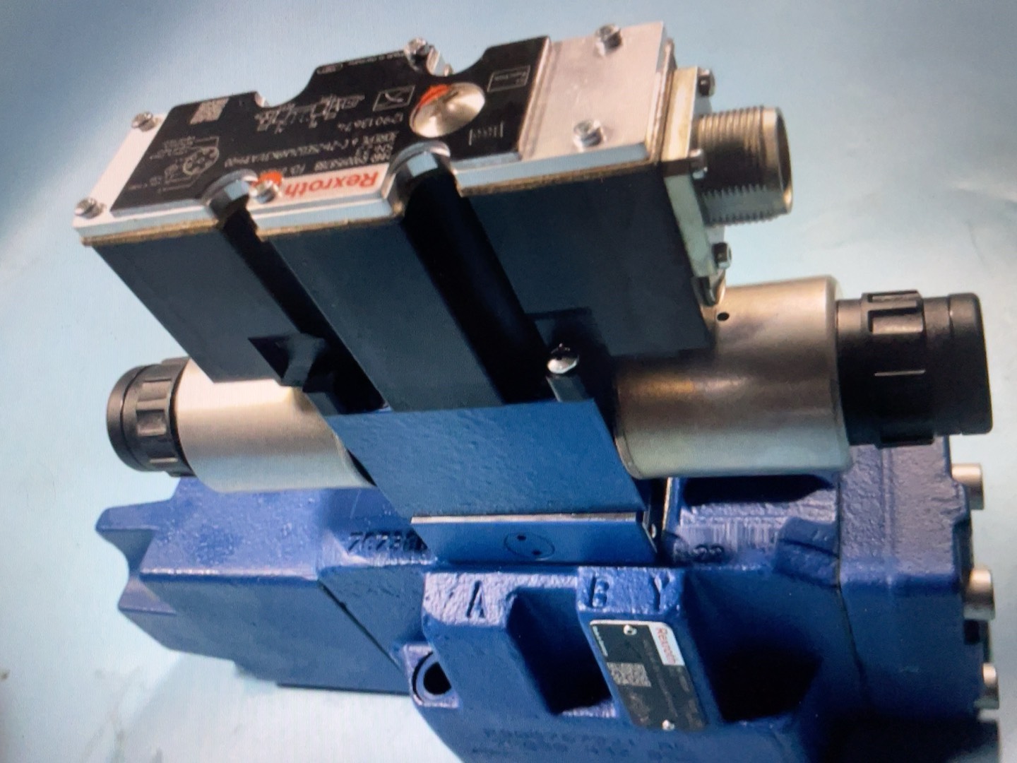 Rexroth Proportional Valve R900977490 4WRZE16W6-150-7X/6EG24N9ETK31/A1D3M - Image 2