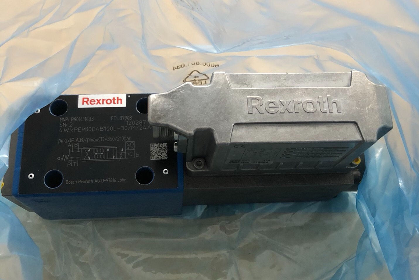 Rexroth R901411433 4WRPEH10C4B100L-30/M24A1 Proportional Directional Valve with Integrated Electronics - Image 2