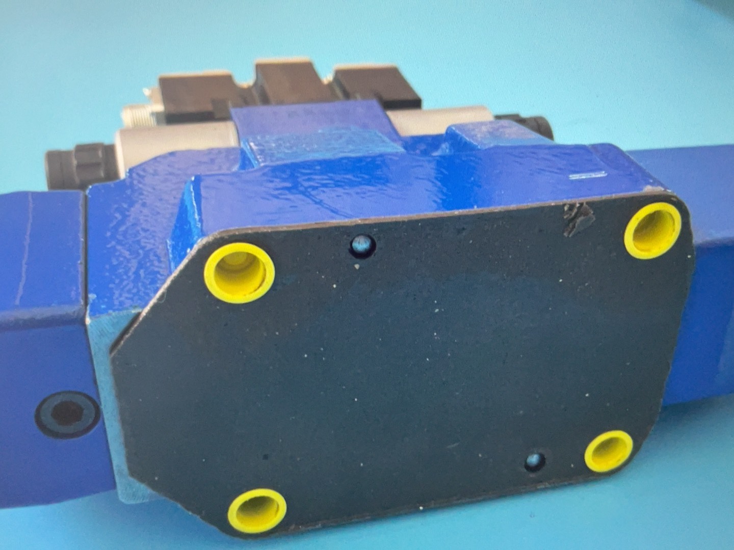 Rexroth R901004329 4WRZE25W8-220-7X/6EG24N9K31/F1D3M Proportional Directional Valve - Image 2
