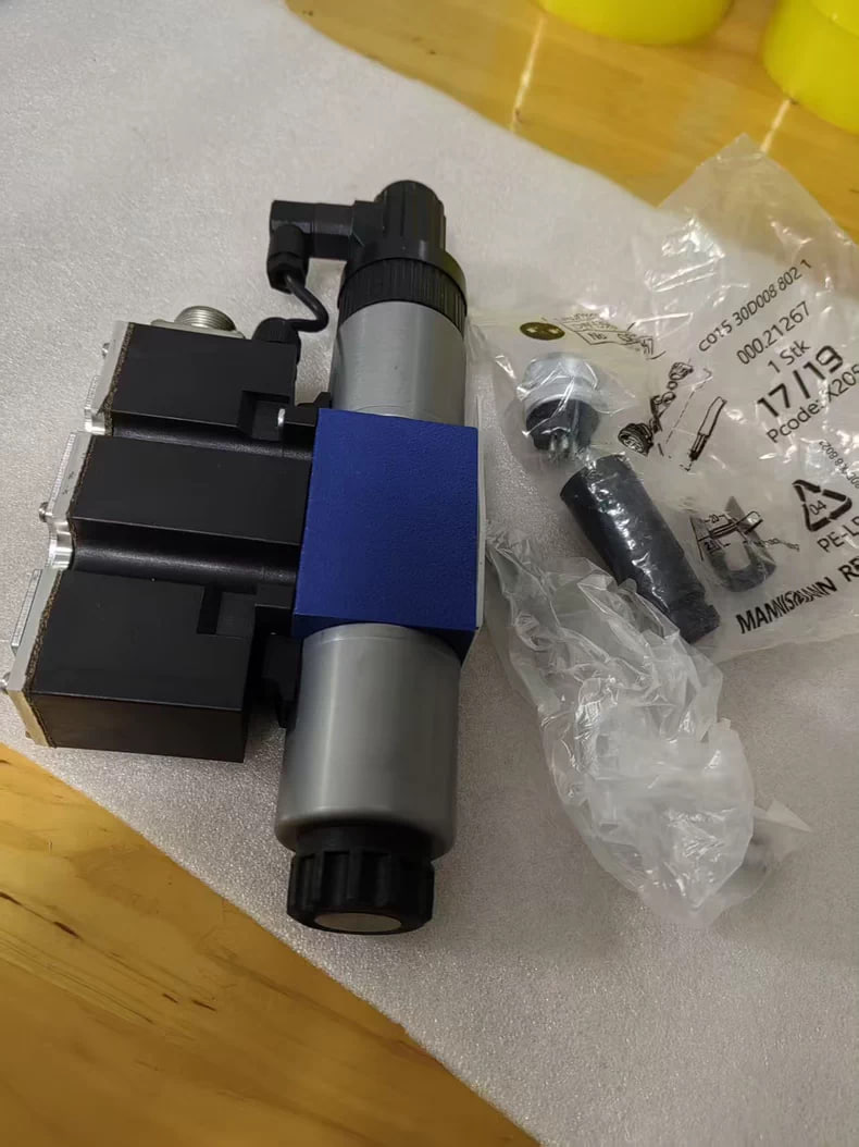 Rexroth Servo Valve R900907114 4WREE6E32-24/G24K31/A1V - Image 3