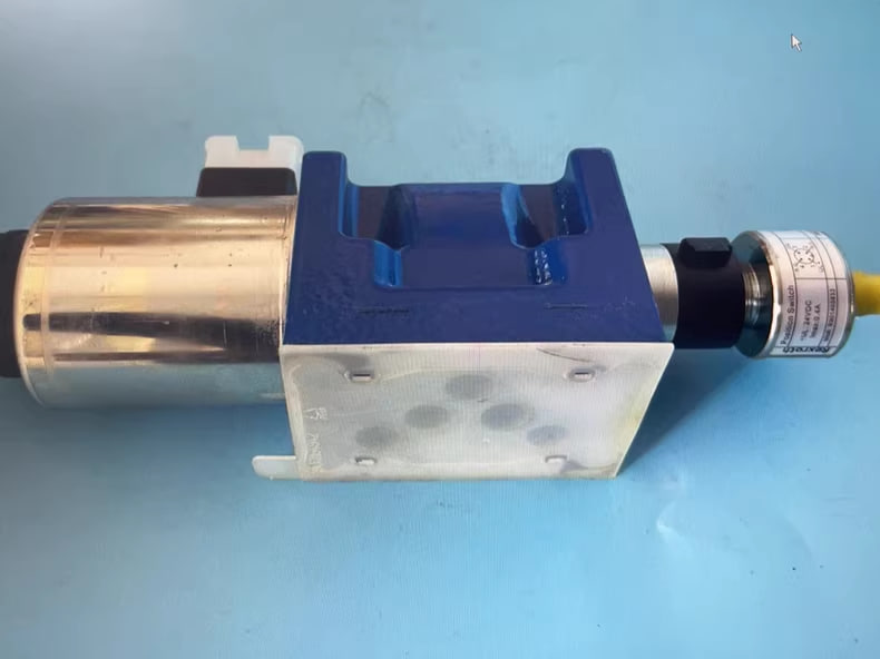 Rexroth Solenoid Proportional Valve R901349010 5-4WE10Y5X/EG24K4QMAG24/V - Image 4